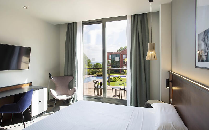doubletree by hilton barcelona golf standard room