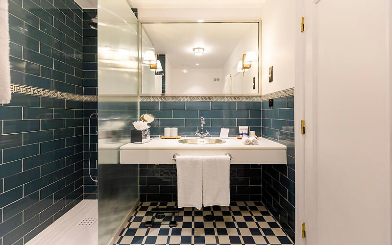 the albatroz hotel bathroom